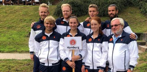Große Meden/Poensgen Spiele: Für das Hamburger Team mit (oben v.l.) Verbandstrainer Alex Hameister, Leo von Hindte, Pelle Boerma, Verbandstrainer Marco Kirschner und (unten v.l.) David Eisenzapf, Kati Pataki, Ella Seidel und Sportwart Jens P. Kröger war das Wochenende nach Niederlagen gegen Westfalen, Baden und Berlin in der Gruppenphase beendet. Foto HTV Große Meden/Poensgen Spiele: Für das Hamburger Team mit (oben v.l.) Verbandstrainer Alex Hameister, Leo von Hindte, Pelle Boerma, Verbandstrainer Marco Kirschner und (unten v.l.) David Eisenzapf, Kati Pataki, Ella Seidel und Sportwart Jens P. Kröger war das Wochenende nach Niederlagen gegen Westfalen, Baden und Berlin in der Gruppenphase beendet. Foto HTV