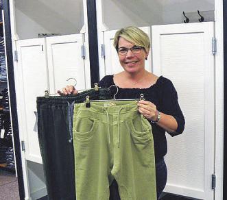 Nicola Paschelke zeigt JoggJeans in trendigen Farben. Nicola Paschelke zeigt JoggJeans in trendigen Farben.