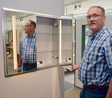 Der Spiegelschrank, den Jörn Eggers hier zeigt, ist in die Wand eingelassen, sodass er fast nicht als Schrank zu erkennen ist. Außerdem ist das Licht im Spiegel integriert Foto: Kuno Klein Der Spiegelschrank, den Jörn Eggers hier zeigt, ist in die Wand eingelassen, sodass er fast nicht als Schrank zu erkennen ist. Außerdem ist das Licht im Spiegel integriert Foto: Kuno Klein