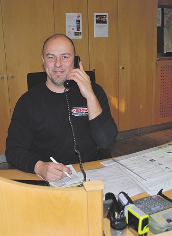 Torben Ellermann gehört im Unternehmen Kiesow zum Team in der Fahrzeug-Annahme Fotos: Tina Jordan Torben Ellermann gehört im Unternehmen Kiesow zum Team in der Fahrzeug-Annahme Fotos: Tina Jordan