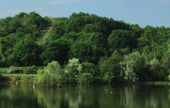 Müllberg mit Hummelsee: Die 76 Meter hohe Erhebung bietet einen tollen Blick über Hamburg Müllberg mit Hummelsee: Die 76 Meter hohe Erhebung bietet einen tollen Blick über Hamburg