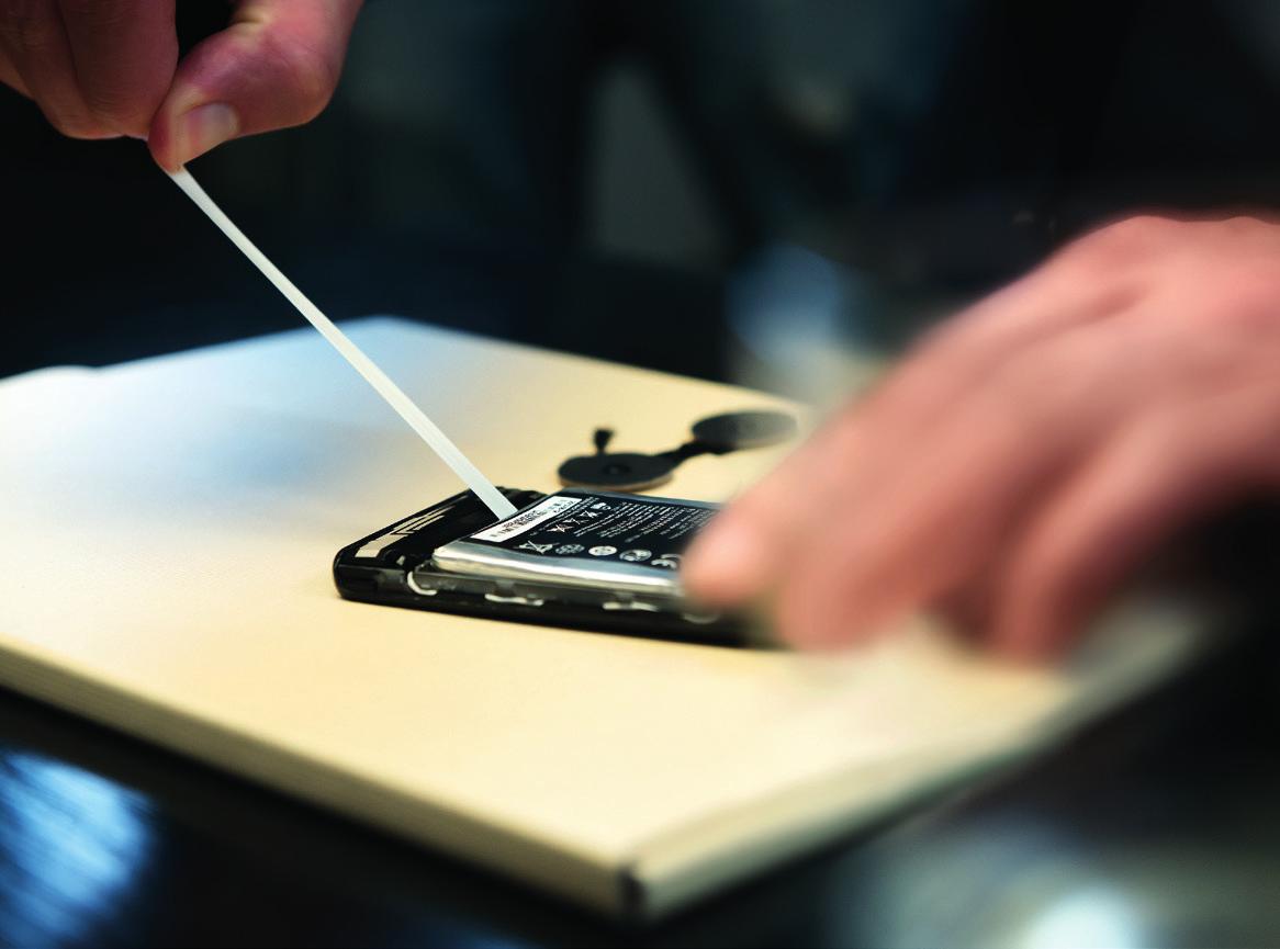 Kaum ein Smartphone kommt ohne Klebetechnik von tesa aus.  Kaum ein Smartphone kommt ohne Klebetechnik von tesa aus.