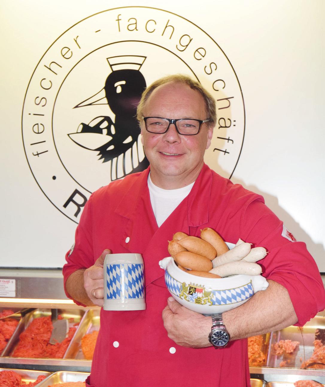 Schlachtermeister Michael Raabe hält in seiner Schlachterei Gaumenfreuden für ein zünftiges Oktoberfest im Norden bereit Foto: Kuno Klein Schlachtermeister Michael Raabe hält in seiner Schlachterei Gaumenfreuden für ein zünftiges Oktoberfest im Norden bereit Foto: Kuno Klein