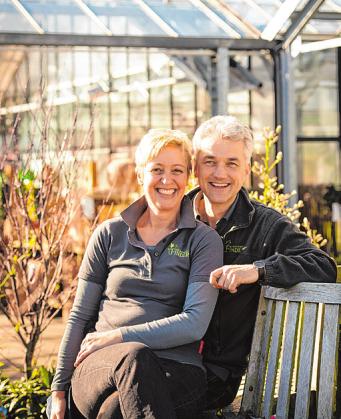Das Inhaberehepaar Chris und Eggert Finder inmitten seiner grünen Oase Das Inhaberehepaar Chris und Eggert Finder inmitten seiner grünen Oase