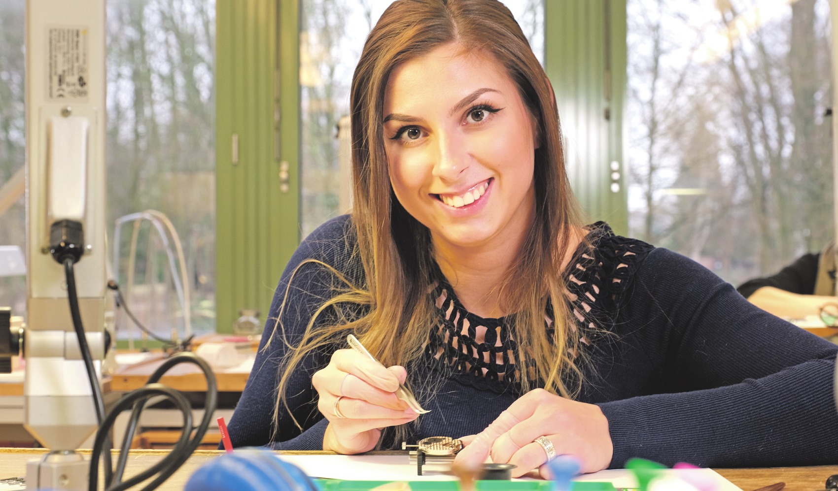 Tatjana Sawidow begeistert sich für die filigranen Teile der Uhren. FOTO: STEPHAN WALLOCHA Tatjana Sawidow begeistert sich für die filigranen Teile der Uhren. FOTO: STEPHAN WALLOCHA