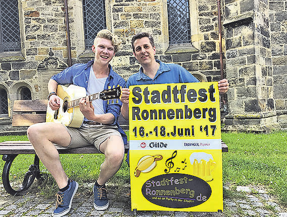 Stafero-Sprecher Gunnar Eicke (rechts) freut sich auf den Auftritt von Leon Braje aus Ronnenberg. Foto: Rabenhorst Stafero-Sprecher Gunnar Eicke (rechts) freut sich auf den Auftritt von Leon Braje aus Ronnenberg. Foto: Rabenhorst
