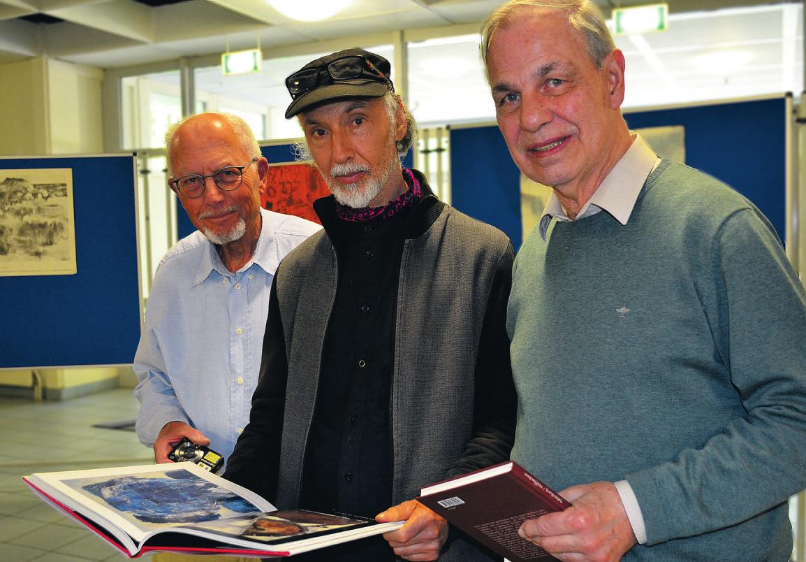 Bernd Sieme (v. l.), Christoph Kühl und Dr. Klaus Deterding erinnerten bei der Ausstellungseröffnung an Siegfried Kühl, den Kunstpädagogen der Scharfenberg-Schule Fotos: Dörte Hoffmann Bernd Sieme (v. l.), Christoph Kühl und Dr. Klaus Deterding erinnerten bei der Ausstellungseröffnung an Siegfried Kühl, den Kunstpädagogen der Scharfenberg-Schule Fotos: Dörte Hoffmann