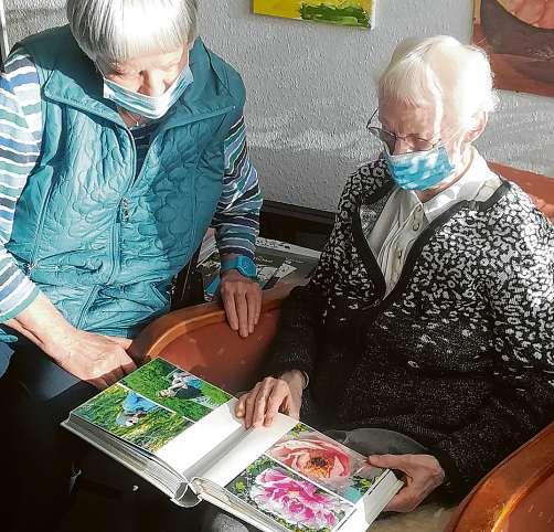 Gemeinsam in einem Fotoalbum zu blättern ruft Erinnerungen wach und bietet Gesprächsstoff. Foto: Bezirks-Seniorenbeirat Wandsbek Gemeinsam in einem Fotoalbum zu blättern ruft Erinnerungen wach und bietet Gesprächsstoff. Foto: Bezirks-Seniorenbeirat Wandsbek
