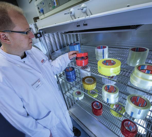 Rund 330 Mitarbeiter:innen sind in Norderstedt im Bereich Forschung & Entwicklung tätig. Das Bild zeigt eine Klimakammer für Alterungstests.  Rund 330 Mitarbeiter:innen sind in Norderstedt im Bereich Forschung & Entwicklung tätig. Das Bild zeigt eine Klimakammer für Alterungstests.