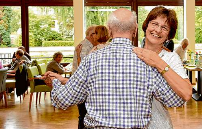 Tanzt selber auch gern Die Chefin der Demenzberatungsstelle, Doris Reinhard Foto: Albertinen Tanzt selber auch gern Die Chefin der Demenzberatungsstelle, Doris Reinhard Foto: Albertinen