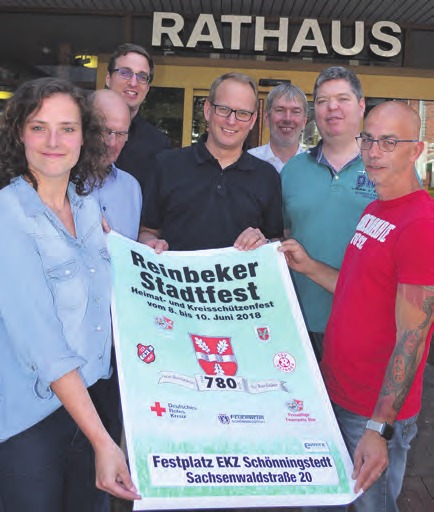 Nicole Frank (v. l.), Klaus Smukal, Lennart Fey, Bürgermeister Björn Warmer, Claus Brettner,Thomas Antonczyk und Jörn Skiba gehören zum Orga-Team und freuen sich auf das Stadtfest Foto: hof Nicole Frank (v. l.), Klaus Smukal, Lennart Fey, Bürgermeister Björn Warmer, Claus Brettner,Thomas Antonczyk und Jörn Skiba gehören zum Orga-Team und freuen sich auf das Stadtfest Foto: hof