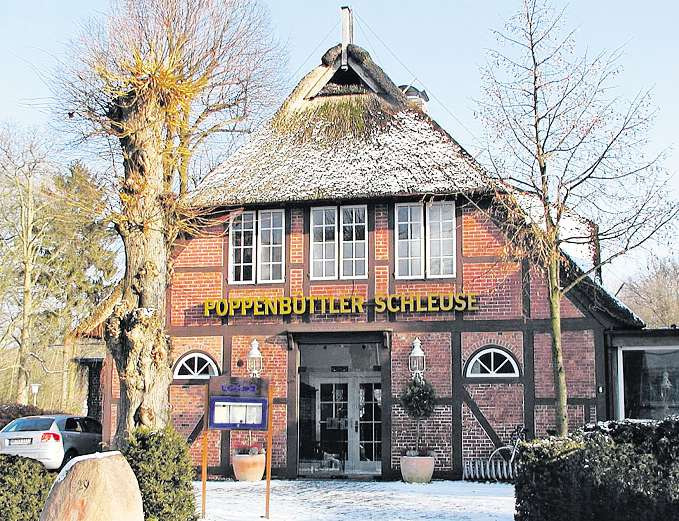 Feiern im grünen Alstertal: Das Restaurant The Locks befindet sich im reetgedeckten ehemaligen Schleusenmeisterhaus an der Poppenbüttler Schleuse Feiern im grünen Alstertal: Das Restaurant The Locks befindet sich im reetgedeckten ehemaligen Schleusenmeisterhaus an der Poppenbüttler Schleuse