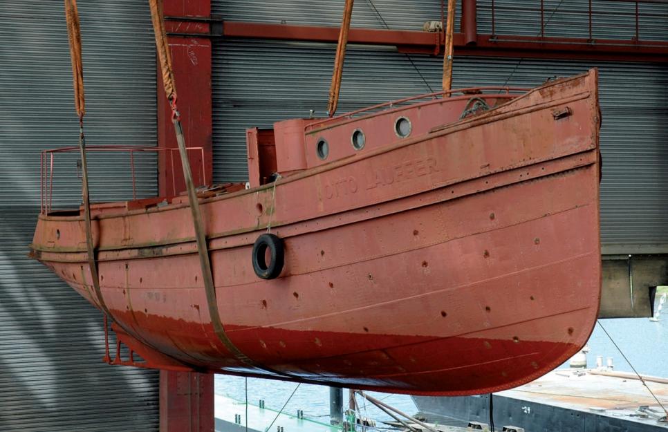 Die Otto Lauffer am Haken. Bis Mai 2017 soll sie restauriert werden und dann wieder im Museumshafen Övelgönne festmachen.