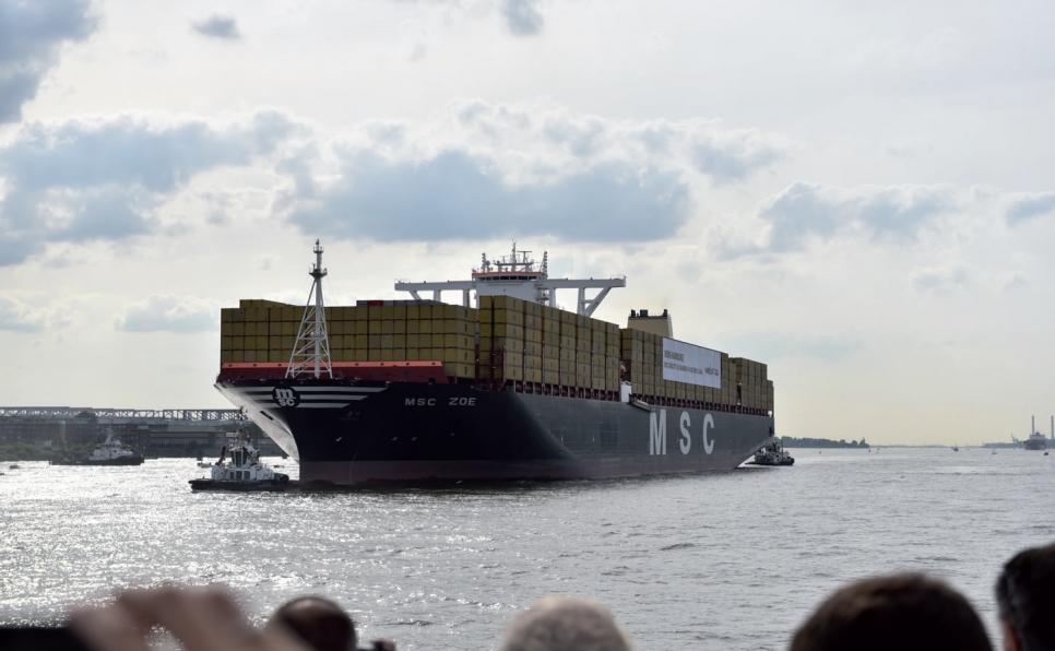 Die knapp 40 Meter lange MSC Zoe gehört zu den weltweit größten Containerschiffen. Im Sommer 2015 lief der Frachter zum ersten Mal Hamburg an.
