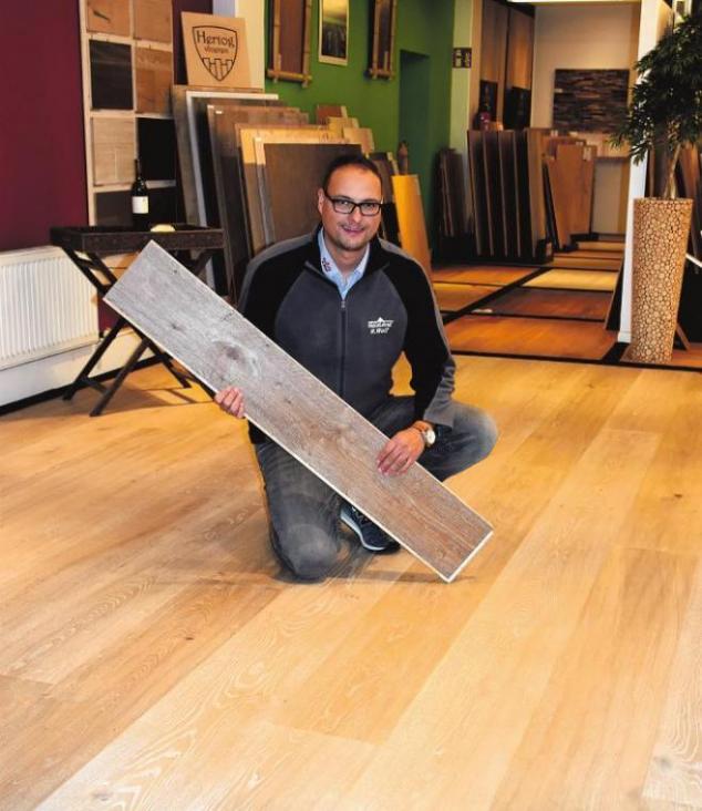 Fachverkäufer Axel Golde präsentiert die Ahrensburger Schlossdiele, ein Parkett aus geräucherter Eiche, und das Eichenparkett Yorkshire, eine besonders breite Landhausdiele Fachverkäufer Axel Golde präsentiert die Ahrensburger Schlossdiele, ein Parkett aus geräucherter Eiche, und das Eichenparkett Yorkshire, eine besonders breite Landhausdiele