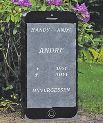 Grabmal von „Handy-Andy“ auf dem Rahlstedter Friedhof. Fotos (2): Matthias Habel Grabmal von „Handy-Andy“ auf dem Rahlstedter Friedhof. Fotos (2): Matthias Habel