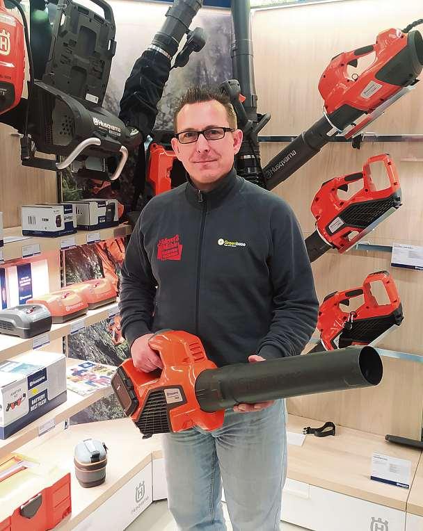 Gut für die Ohren der Nachbarn: Akku-Laubbläser sind in mindestens drei Stufen regelbar und arbeiten sehr leise. Mitarbeiter Sven Hamann setzt auf die Modelle der Firma Husqvarna Gut für die Ohren der Nachbarn: Akku-Laubbläser sind in mindestens drei Stufen regelbar und arbeiten sehr leise. Mitarbeiter Sven Hamann setzt auf die Modelle der Firma Husqvarna