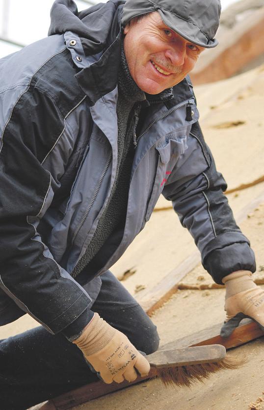 Dachdeckermeister Rainer Wötzke ist auf Altdachsanierungen spezialisiert Dachdeckermeister Rainer Wötzke ist auf Altdachsanierungen spezialisiert