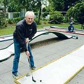 Dieter Jürs zeigt auf der Anlage des Minigolf-Clubs Elmshorn, wie es geht Dieter Jürs zeigt auf der Anlage des Minigolf-Clubs Elmshorn, wie es geht