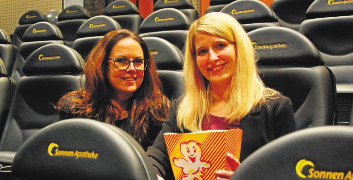 Kim Schröder (l.) und Meike Peemöller verkaufen Solitickets für Kulturschaffende und streamen Kinofilme, damit die Geesthachter nicht auf die aktuellen Blockbuster verzichten müssen, Foto: Sauer Kim Schröder (l.) und Meike Peemöller verkaufen Solitickets für Kulturschaffende und streamen Kinofilme, damit die Geesthachter nicht auf die aktuellen Blockbuster verzichten müssen, Foto: Sauer