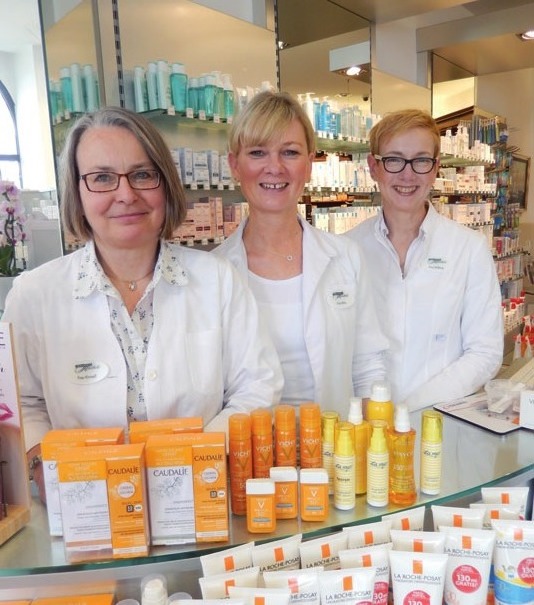 Angela Kirmeß, Beate Biller und Simone Kolberg empfehlen Sonnenschutzpflege aus der Apotheke