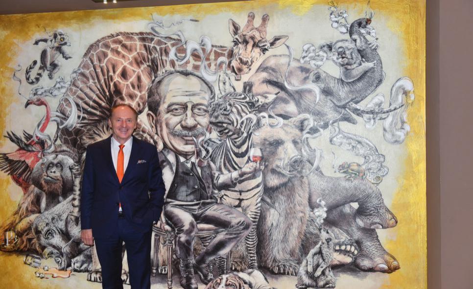 Karl J. Pojer, Geschäftsführer von Hapag-Lloyd Cruises, vor einem Gemälde mit Albert Ballin, in einem Club der „Europa 2“