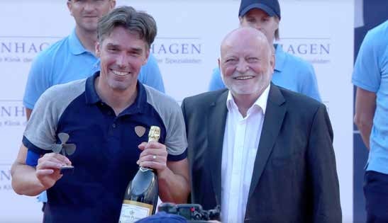 Manhagen Classics: Dr. Heiner Rüschmann übernahm die Siegerehrung des Legendeneinzels. Manhagen Classics: Dr. Heiner Rüschmann übernahm die Siegerehrung des Legendeneinzels.