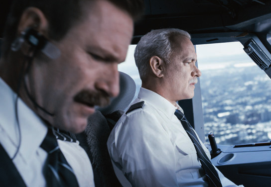 Jeff Skiles (Aaron Eckhardt) und Sully (Tom Hanks) haben ein Problem, FOTO: 2016 WARNER BROS. ENTERTAINMENT INC.