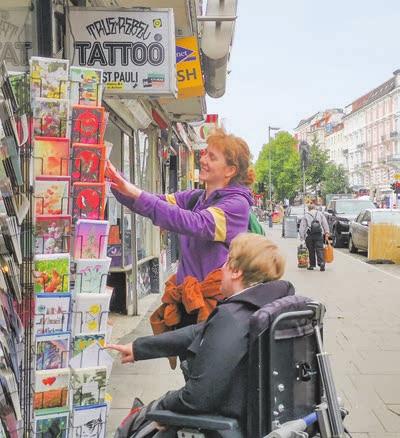 Das Aufgabenspektrum der persönlichen Assistenzgeber* innen ist groß und reicht von der Körperpflege über hauswirtschaftliche Arbeiten und Hilfen bei der Mobilität bis zur Unterstützung in der Schule, im Studium, bei der Arbeit oder auf Reisen Foto: HAG Barth Das Aufgabenspektrum der persönlichen Assistenzgeber* innen ist groß und reicht von der Körperpflege über hauswirtschaftliche Arbeiten und Hilfen bei der Mobilität bis zur Unterstützung in der Schule, im Studium, bei der Arbeit oder auf Reisen Foto: HAG Barth