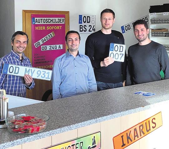 Can Eskikaya (r.), Colin Peesel, Luis Lopes Domingues da Silva und Carlos Rodrigues Silva von der KFZ-Schilderservice GbR Foto: ks Can Eskikaya (r.), Colin Peesel, Luis Lopes Domingues da Silva und Carlos Rodrigues Silva von der KFZ-Schilderservice GbR Foto: ks