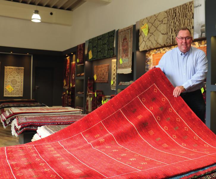 Christian Kneese berät gern in der Teppichabteilung, in der es auch Tausende handgeknüpfte Produkte gibt. Fotos: Michael Rahn Christian Kneese berät gern in der Teppichabteilung, in der es auch Tausende handgeknüpfte Produkte gibt. Fotos: Michael Rahn