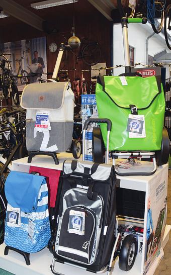 Schicke Trolleys dienen als „Kofferraum“ fürs eigene Fahrrad Foto: Kuno Klein  Schicke Trolleys dienen als „Kofferraum“ fürs eigene Fahrrad Foto: Kuno Klein