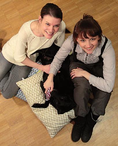 Julia Kuhl und Kathinka Eckardt mit Produkttesterin Yola