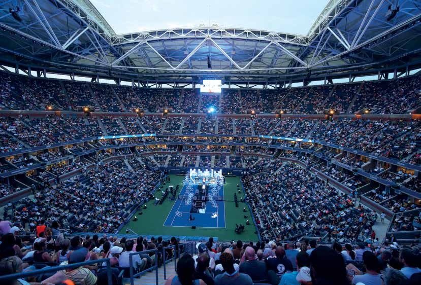 Arthur Ashe Stadion, die Amis zelebrieren Jahr für Jahr die Auftaktveranstaltung incl. der National-Hymne. Foto: Jürgen Hasenkopf Arthur Ashe Stadion, die Amis zelebrieren Jahr für Jahr die Auftaktveranstaltung incl. der National-Hymne. Foto: Jürgen Hasenkopf