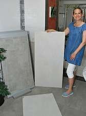 Birgit Fritzsche hat einen großen Vorrat an großflächigen Fliesen parat: Sie bleiben 2018 Trend. Fotos: Jordan Birgit Fritzsche hat einen großen Vorrat an großflächigen Fliesen parat: Sie bleiben 2018 Trend. Fotos: Jordan