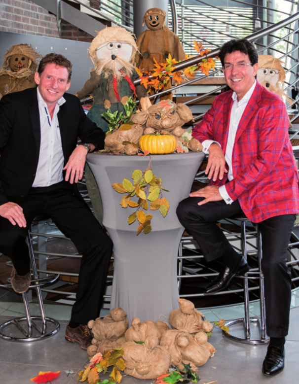 Freuen sich schon auf viel Besuch und heiße Benzingespräche: Robert Reimers (li.) und Baldur N.C. Tecius. Foto: Tecius & Reimers Freuen sich schon auf viel Besuch und heiße Benzingespräche: Robert Reimers (li.) und Baldur N.C. Tecius. Foto: Tecius & Reimers