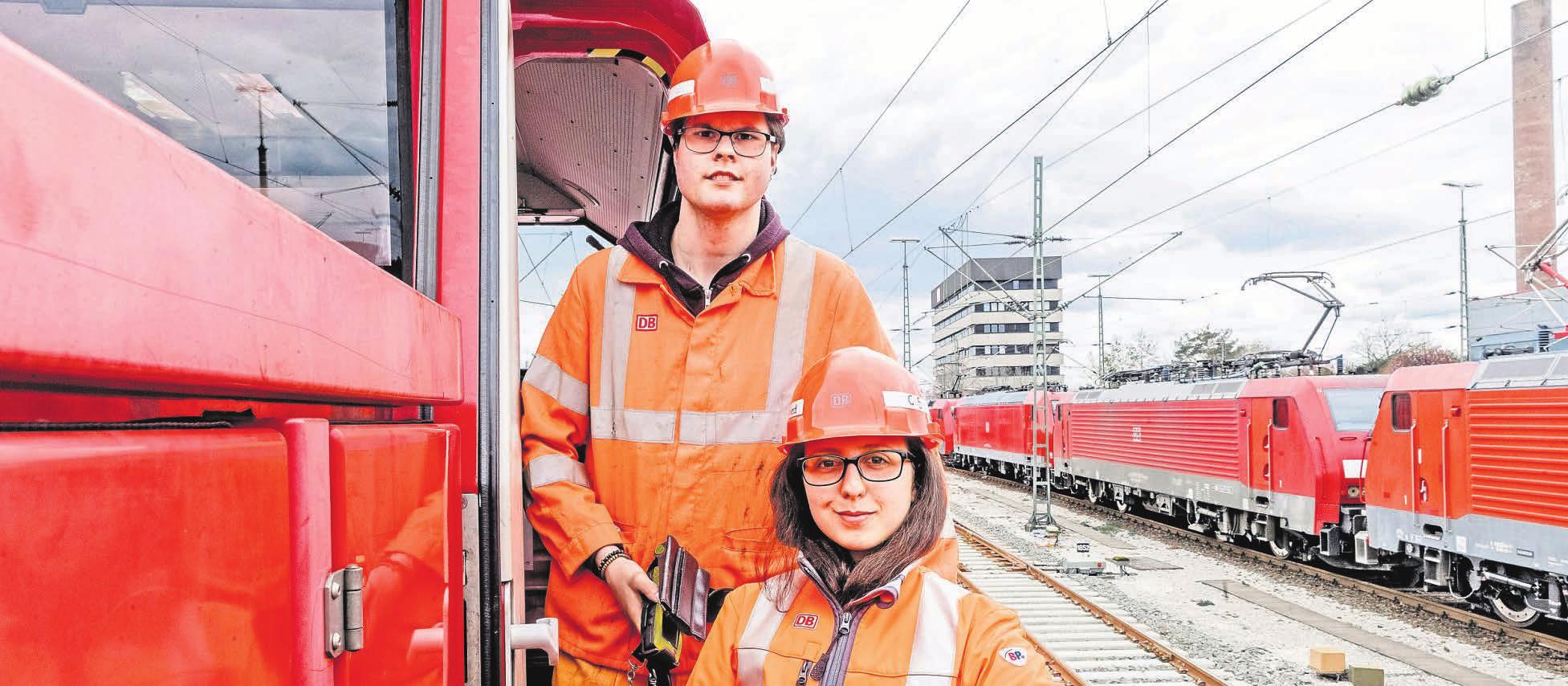 Fabian Kynast und Concetta Schmied sind angehende Eisenbahner.FOTO: MARKUS SCHOLZ/DPA-TMN Fabian Kynast und Concetta Schmied sind angehende Eisenbahner.FOTO: MARKUS SCHOLZ/DPA-TMN
