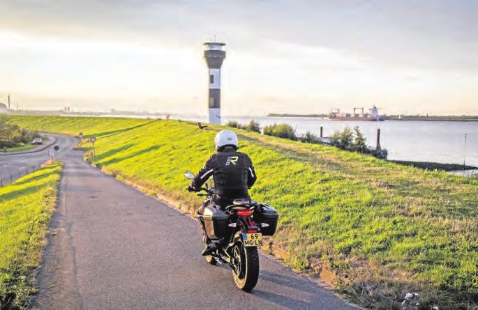 Einmal kurz mit dem umweltfreundlichen E-Motorrad auf den Deich und über die Elbe in die Ferne blicken ...  Einmal kurz mit dem umweltfreundlichen E-Motorrad auf den Deich und über die Elbe in die Ferne blicken ...
