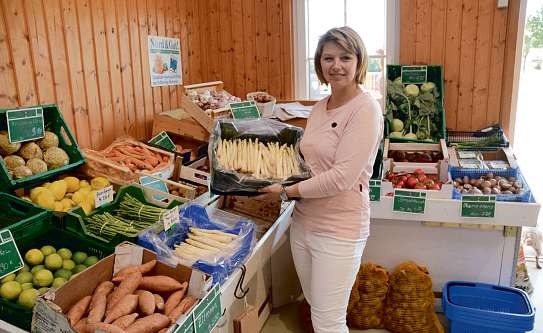 In ihrem Hofladen in Hemdingen verkauft Cornelia Mohr immer frisches Obst und Gemüse aus der Region. Momentan gibt es unter anderem frischen Spargel Foto: Kuno Klein In ihrem Hofladen in Hemdingen verkauft Cornelia Mohr immer frisches Obst und Gemüse aus der Region. Momentan gibt es unter anderem frischen Spargel Foto: Kuno Klein