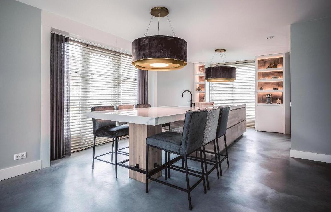 Keine Deckenleuchten, sondern Dunstabzugshauben mit außergewöhnlichem Design: Der illuminierte Haubenkörper ist in jeder Wunschfarbe lieferbar, ob matt oder hochglänzend, und zudem mit echtem Leder überzogen. Die Inselhauben haben einen eingebauten Plasmafilter, der die Luft von Gerüchen und kleinen Partikeln reinigt. Fotos: AMK Keine Deckenleuchten, sondern Dunstabzugshauben mit außergewöhnlichem Design: Der illuminierte Haubenkörper ist in jeder Wunschfarbe lieferbar, ob matt oder hochglänzend, und zudem mit echtem Leder überzogen. Die Inselhauben haben einen eingebauten Plasmafilter, der die Luft von Gerüchen und kleinen Partikeln reinigt. Fotos: AMK