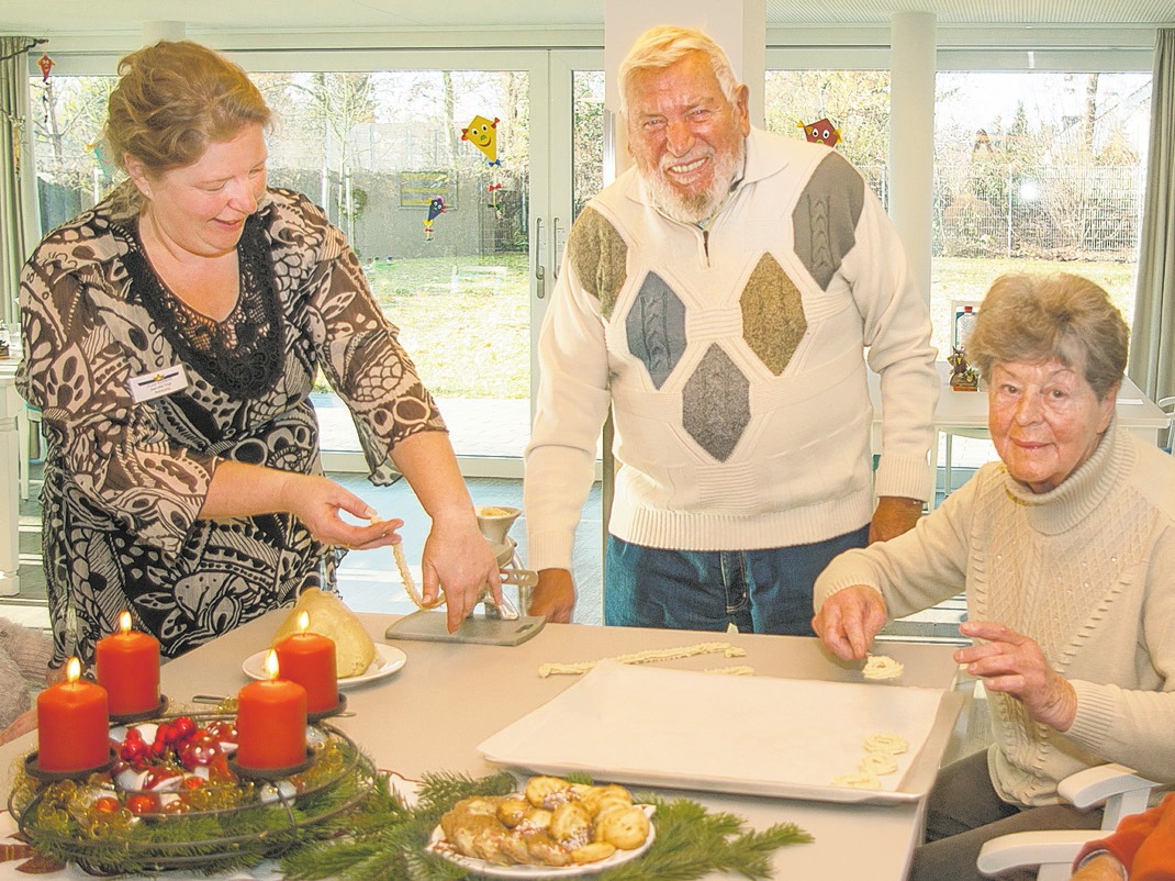 Betreuungskraft Jeanette Vogt und Hannes-Siegfried Czernitzki drehen den Teig durch die Plätzchenmühle. Fotos: Umsorgt Wohnen Betreuungskraft Jeanette Vogt und Hannes-Siegfried Czernitzki drehen den Teig durch die Plätzchenmühle. Fotos: Umsorgt Wohnen