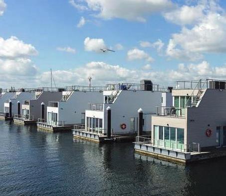 Mehr Kontakt zum Wasser geht nicht: die schwimmenden Häuser von Port Olpenitz  Mehr Kontakt zum Wasser geht nicht: die schwimmenden Häuser von Port Olpenitz
