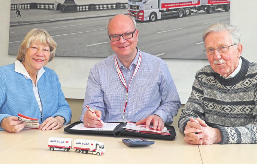Umzugsberater Patrick Pulfer (Mitte) mit Helga und Rolf Bahruth. Das Ehepaar ist mit der Spedition Jan Bode umgezogen Foto: wb Umzugsberater Patrick Pulfer (Mitte) mit Helga und Rolf Bahruth. Das Ehepaar ist mit der Spedition Jan Bode umgezogen Foto: wb