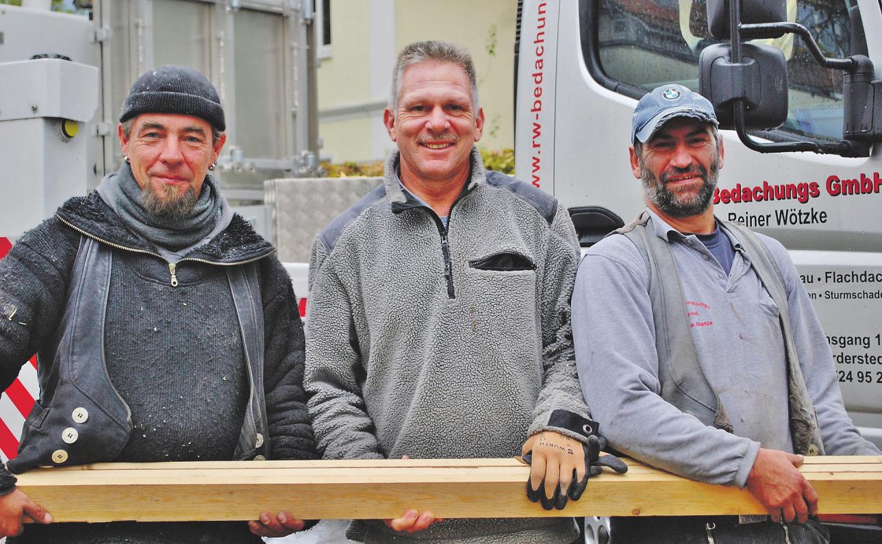 Uwe Roggenbuck (v.l.), Dachdeckermeister Reiner Wötzke und Marco Dietz sind auch bei winterlichen Temperaturen mit Freude dabei Altdächer zu sanieren Uwe Roggenbuck (v.l.), Dachdeckermeister Reiner Wötzke und Marco Dietz sind auch bei winterlichen Temperaturen mit Freude dabei Altdächer zu sanieren