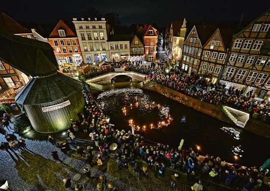 Ein romantischer Programmpunkt: das Fackelschwimmen im Hansehafen am Sonnabend, 15. Dezember um 17.30 Uhr Foto: Martin Elsen Ein romantischer Programmpunkt: das Fackelschwimmen im Hansehafen am Sonnabend, 15. Dezember um 17.30 Uhr Foto: Martin Elsen