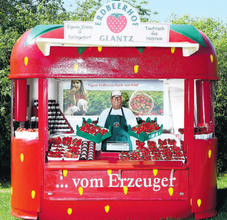 Die Verkäufer in den Erdbeer-Pavillons freuen sich auf den Start der Erdbeersaison Foto: pr Die Verkäufer in den Erdbeer-Pavillons freuen sich auf den Start der Erdbeersaison Foto: pr
