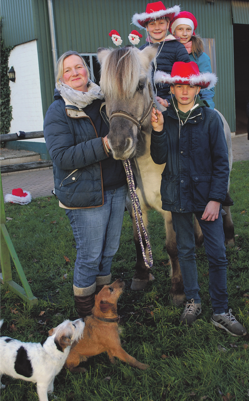 Angela Geist lädt auch in diesem Jahr zum Adventsreiten auf ihren Hof Reiherstieg in Henstedt-Ulzburg ein. Mit von der Partie beim Weihnachtsmärchen Schneewittchen sind die Norwegerstute Iket sowie die Kinder Mailiese, Emma und Theo Fotos: Tina Jordan Angela Geist lädt auch in diesem Jahr zum Adventsreiten auf ihren Hof Reiherstieg in Henstedt-Ulzburg ein. Mit von der Partie beim Weihnachtsmärchen Schneewittchen sind die Norwegerstute Iket sowie die Kinder Mailiese, Emma und Theo Fotos: Tina Jordan