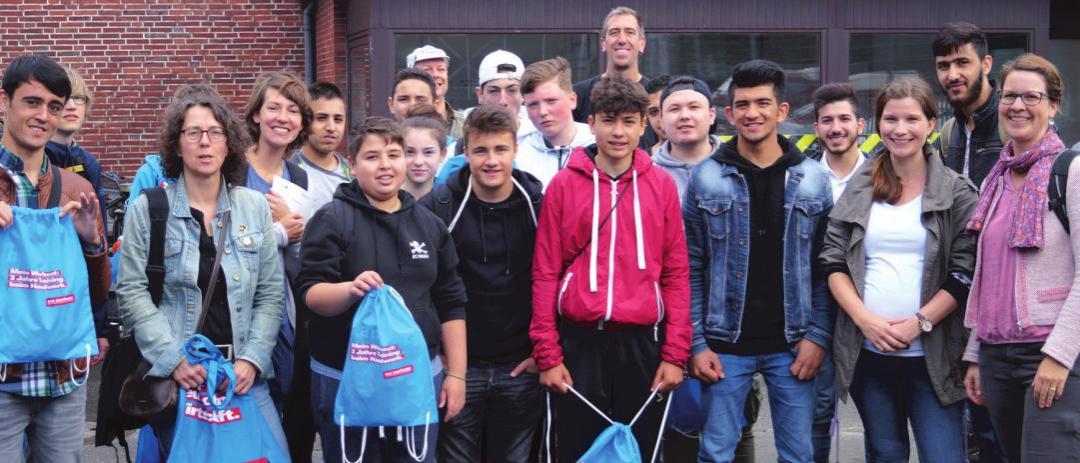 Zu Besuch im Kolbenhof: Die 25 Schülerinnen und Schüler waren begeistert von den Einblicken in die kleinen Handwerksbetriebe Zu Besuch im Kolbenhof: Die 25 Schülerinnen und Schüler waren begeistert von den Einblicken in die kleinen Handwerksbetriebe