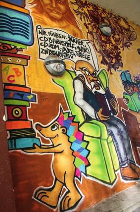 Dieses fröhliche Graffiti ziert die Wand der Stadtbücherei Dieses fröhliche Graffiti ziert die Wand der Stadtbücherei