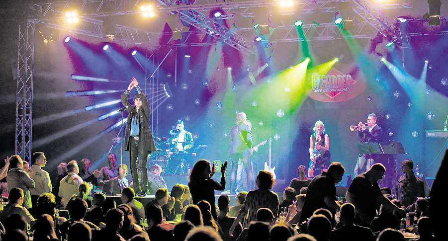 Weihnachtsfeier-Circus und Giganten live in Concert: Die beiden Dinnershows auf der Horner Rennbahn finden in der Zeit vom 24.11. bis zum 16.12. immer dienstags bis sonnabends statt Weihnachtsfeier-Circus und Giganten live in Concert: Die beiden Dinnershows auf der Horner Rennbahn finden in der Zeit vom 24.11. bis zum 16.12. immer dienstags bis sonnabends statt